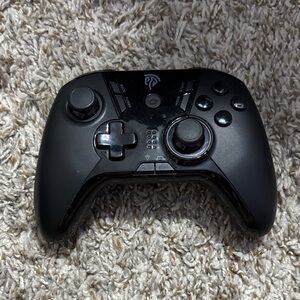 Black Wireless Game Controller